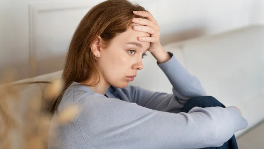 девушка с неврозом сидит на диване